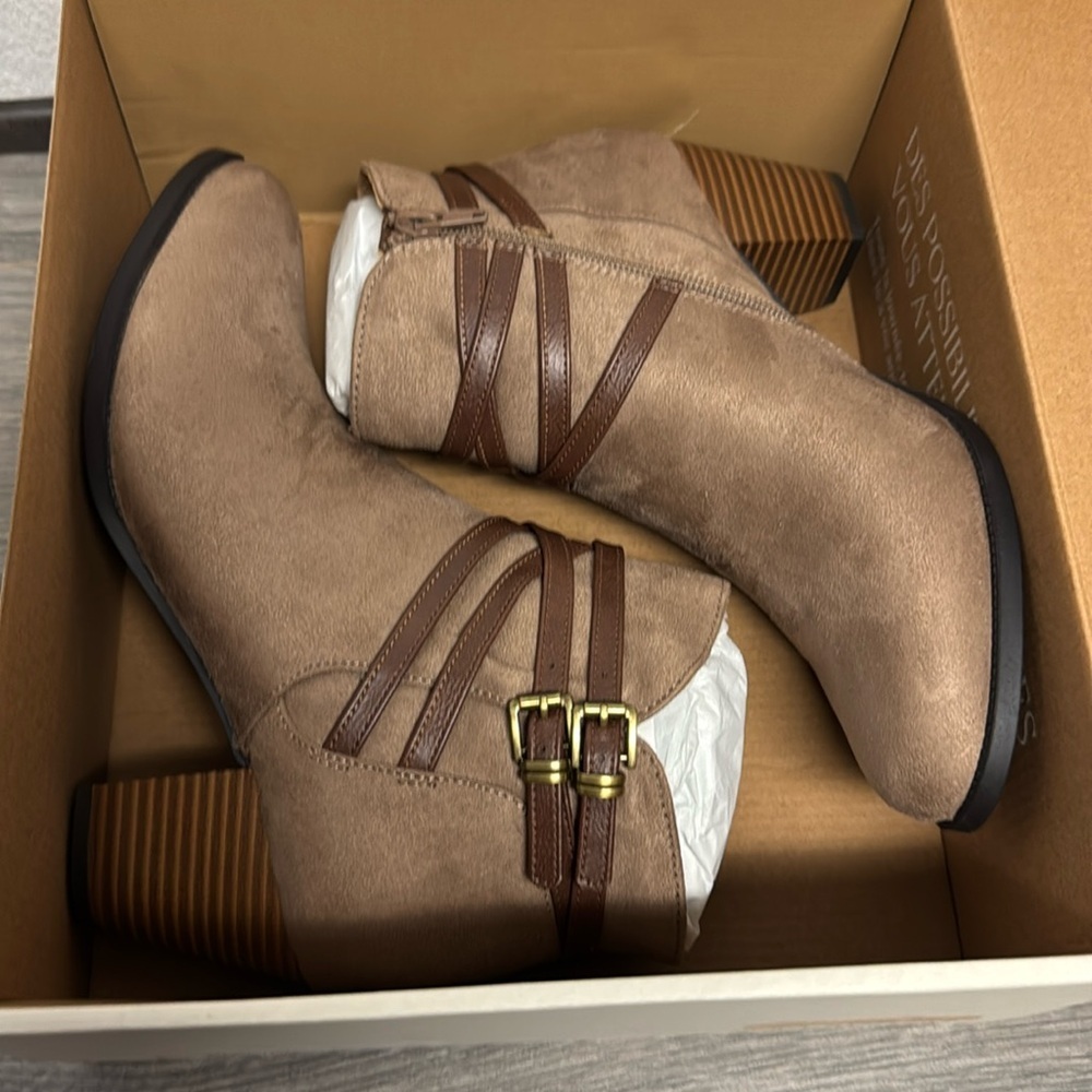 LifeStride Jezebel Bootie (WIDE) - Picture 2 of 10